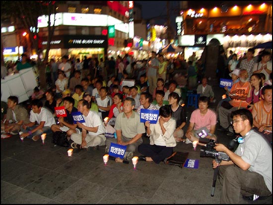 고 김선일씨 추모제에 참석한 시민들은 '파병반대'와 '미군반대'라고 적힌 표지글을 보이며 촛불을 밝혔다. 